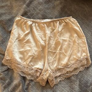 The Frankie Shop Cream Lace Trim Sleep Shorts